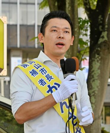 　岡山市長選が告示され、第一声を上げる神崎政人氏＝２１日午前、岡山市北区