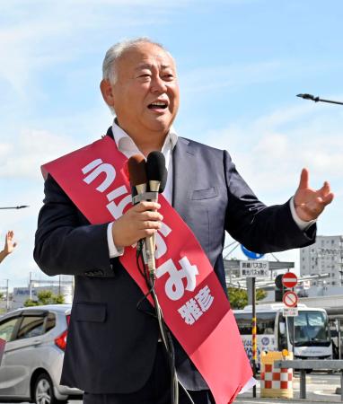 　岡山市長選が告示され、第一声を上げる浦上雅彦氏＝２１日午前、岡山市北区