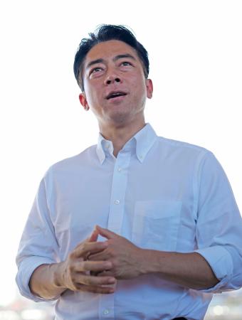 記者団の取材に応じる小泉農相＝２１日午前、千葉県船橋市