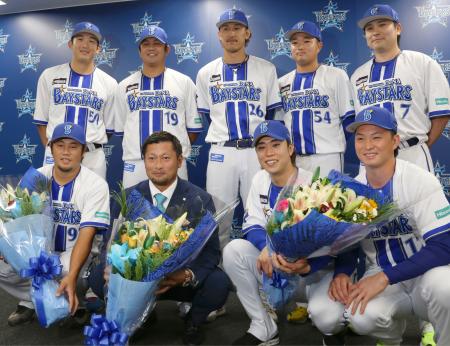 今季限りでの現役引退を決め、チームメートと写真に納まるＤｅＮＡの森唯斗投手（前列左から２人目）＝２１日、横浜市