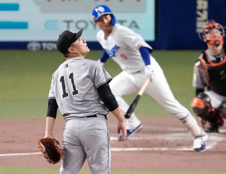 ２回中日１死一塁、石伊に逆転２ランを浴びた巨人・田中＝バンテリンドーム