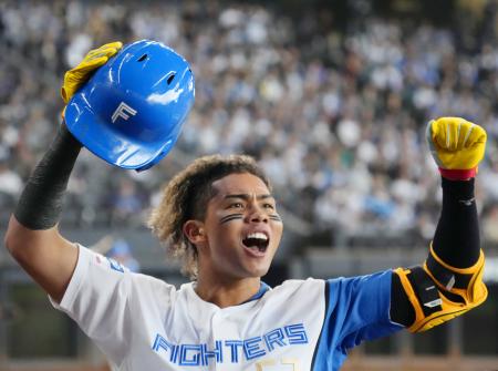 １回、先制の２ランを放ち雄たけびを上げる日本ハム・水谷＝エスコンフィールド