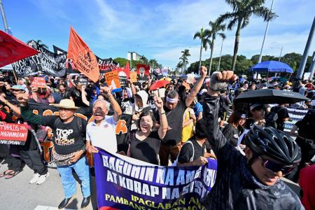 ２１日、マニラで、政府への抗議集会に参加する人ら（共同）