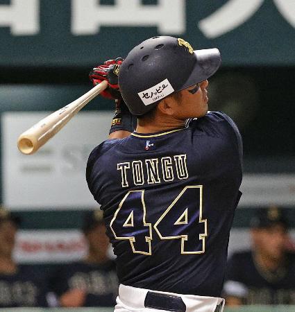 ２回オリックス１死、頓宮が左中間に先制ソロを放つ＝みずほペイペイドーム