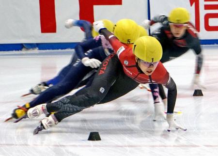 女子１０００メートル決勝　滑走する中島未莉（手前）＝帝産アイススケートトレーニングセンター