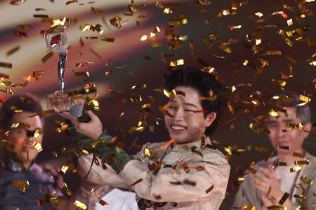 　モスクワ郊外で２０日に開催された音楽祭「インタービジョン」で優勝したベトナムの歌手ドゥック・フックさん（タス＝共同）