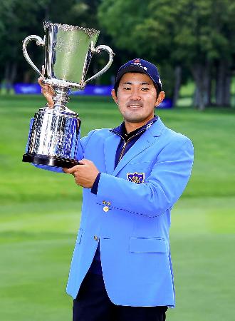 最終日、プレーオフを制して優勝した金谷拓実＝札幌ＧＣ輪厚