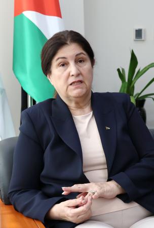 取材に応じるパレスチナ自治政府のアガベキヤン外相＝２１日、ヨルダン川西岸ラマラ（共同）