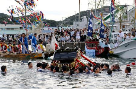 　勝浦八幡神社の例大祭で行われた「海中みそぎ」＝２１日午後、和歌山県那智勝浦町
