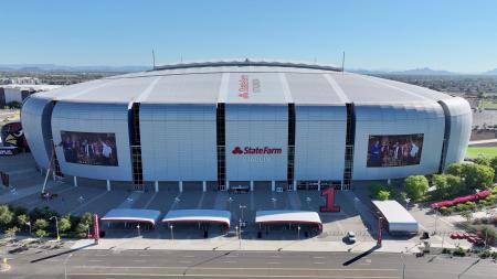 射殺された米保守系政治活動家チャーリー・カーク氏の追悼式典が開かれる西部アリゾナ州グレンデールのスタジアム＝２０日（ロイター＝共同）