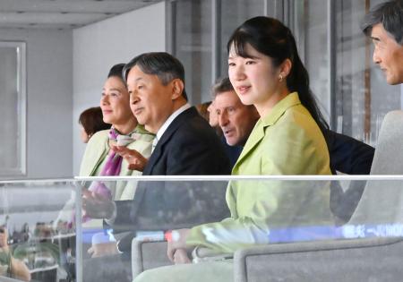 陸上の世界選手権東京大会を観戦される天皇、皇后両陛下と愛子さま＝２１日夜、東京・国立競技場（代表撮影）