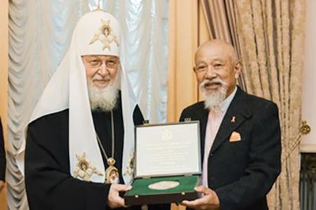２０日、モスクワで会談した日本財団の笹川陽平名誉会長（右）とロシア正教会のキリル総主教（日本財団提供・共同）