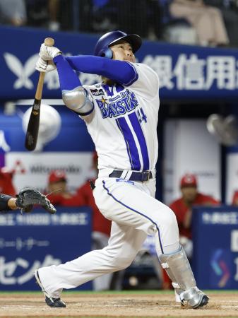 ３回ＤｅＮＡ２死一塁、石上が右越えに２ランを放つ＝横浜