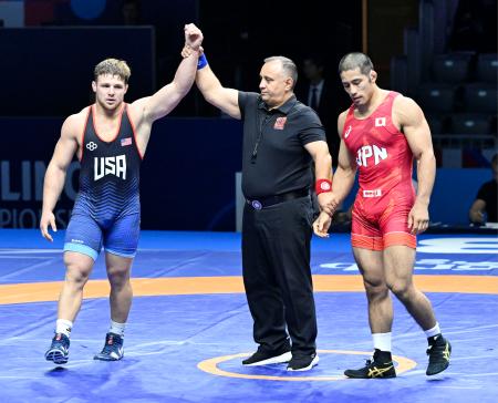 男子グレコローマン８７キロ級敗者復活１回戦で米国選手（左）に敗れた阪部創＝ザグレブ（共同）