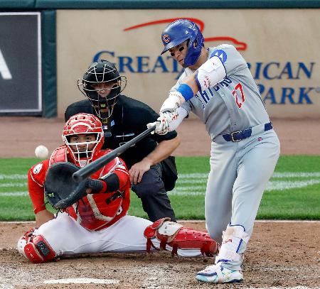 　レッズ戦の８回、右前打を放つカブス・鈴木＝シンシナティ（共同）