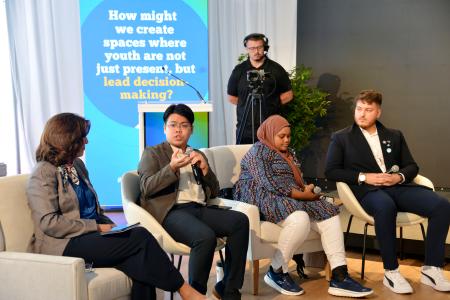 各国の若者らと議論する高橋悠太さん（左から２人目）＝２１日、米ニューヨークの国連本部（共同）