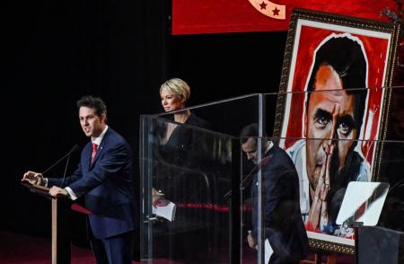 米保守系活動家チャーリー・カーク氏の追悼式典で、飾られたカーク氏の肖像画＝２１日、アリゾナ州グレンデール（ロイター＝共同）