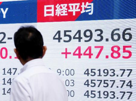 日経平均株価の終値を示すボード＝２２日午後、東京中央区