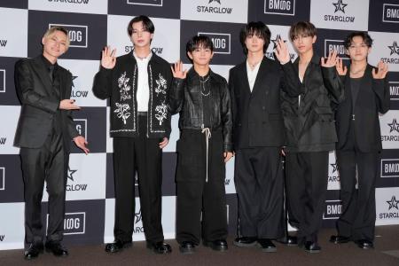 　ＳＫＹ－ＨＩ（左）とＳＴＡＲＧＬＯＷのメンバー＝２２日、東京都千代田区