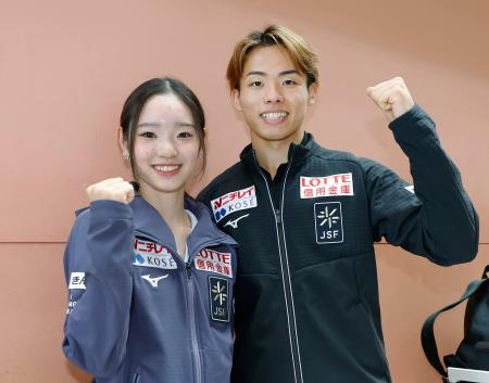 帰国し、笑顔で取材に応じるペアの長岡柚奈（左）、森口澄士組＝２２日、関西空港
