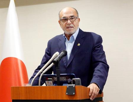 記者会見する駐日パレスチナ常駐総代表部のワリード・シアム代表＝２２日、東京都港区