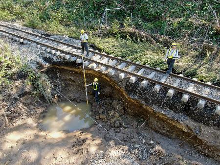 大雨の影響で土台が流失したＪＲ根室線の線路＝２２日午前、北海道浦幌町（ＪＲ北海道提供）