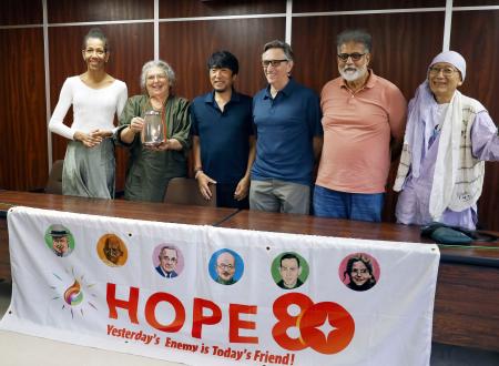 記者会見を終え、記念撮影に応じる東条英利さん（左から３人目）、クリフトン・トルーマンさん（同４人目）ら＝２２日午後、京都市左京区