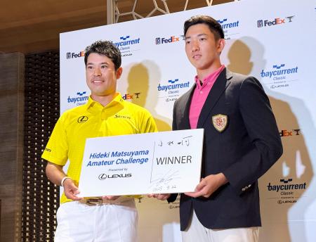 表彰式で笑顔の松山英樹（左）と小林大河＝２２日、横浜ＣＣ