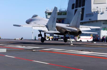 中国軍の最新鋭空母「福建」に着艦する戦闘機（新華社＝共同）