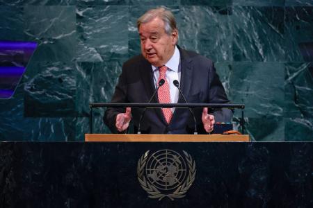 国連創設８０年を記念する式典で演説するグテレス事務総長＝２２日、米ニューヨークの国連本部（ロイター＝共同）