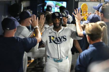 ２１日のレッドソックス戦でハイタッチを交わすレイズの選手たち＝タンパ（イマジンイメージズ・ロイター＝共同）