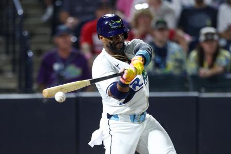 ２０日のレッドソックス戦で適時打を放つレイズのヤンディ・ディアス＝タンパ（イマジンイメージズ・ロイター＝共同）