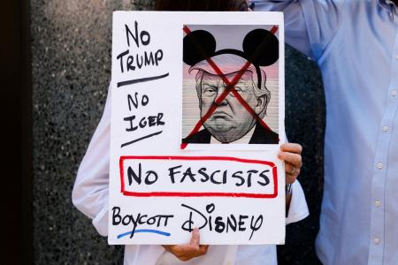 米ウォルト・ディズニー傘下のABCテレビ周辺でトーク番組の休止に抗議する人=19日、ニューヨーク(ロイター=共同)