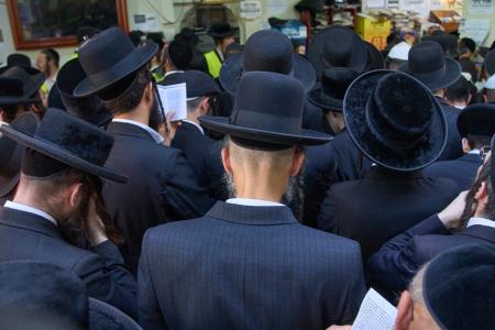 新年祭で祈りをささげるユダヤ教正統派の信者＝２２日、ウクライナ中部ウマニ（ＡＰ＝共同）