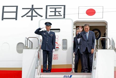 　国連総会が開催される米国に向け出発する石破首相（右）＝２３日午前、羽田空港
