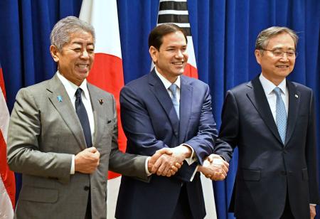 握手する（左から）岩屋外相、ルビオ米国務長官、韓国の趙顕外相＝２２日、ニューヨーク（共同）