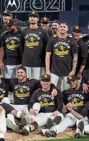 　プレーオフ出場を決め、記念撮影に納まるパドレスのダルビッシュ（後列左から３人目）や松井（同右端）ら＝サンディエゴ（ＡＰ＝共同）