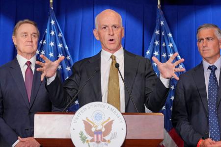 記者会見する米下院軍事委員会のスミス筆頭委員（中央）＝２３日、北京の米国大使館（共同）