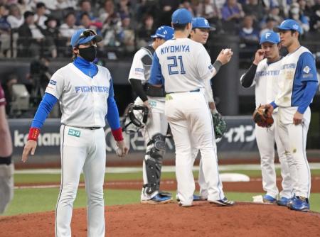 ５回、投手交代を告げた日本ハムの新庄監督（左端）＝エスコンフィールド