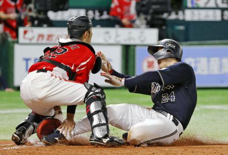 ３回オリックス２死一、二塁、太田の左前打で二走紅林が先制の生還。捕手嶺井＝みずほペイペイドーム