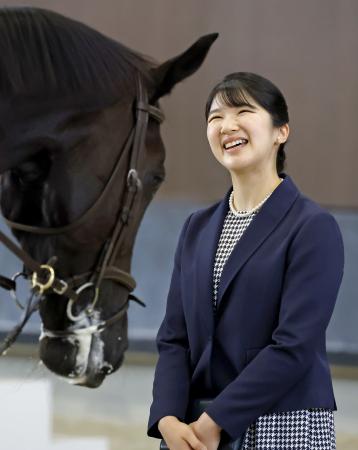 第５０回愛馬の日のイベントを視察される愛子さま＝２３日午後、東京都世田谷区の馬事公苑