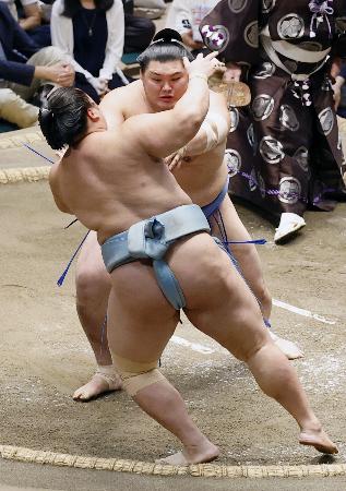　大の里（奥）が突き出しで琴勝峰を下す＝両国国技館