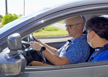 飲酒後に自動車学校のコースで運転を体験する在沖米陸軍兵＝２３日午後、沖縄県読谷村