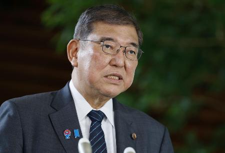 記者団の取材に応じる自民党総裁の石破首相＝１９日、首相官邸