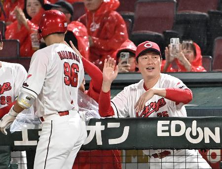 ２回、２ランを放った中村奨（左）を迎える広島・新井監督＝マツダ