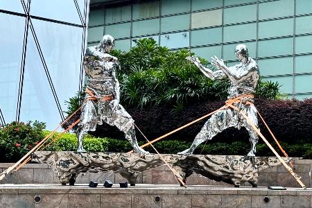 台風１８号に備え、ロープで固定される彫刻＝２３日、香港（ＣＮＳ＝共同）