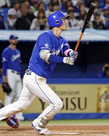 ４回中日１死一塁、上林が右越えに先制２ランを放つ＝神宮