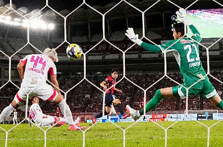 鹿島―Ｃ大阪　後半、チーム３点目のゴールを決める鹿島・松村（中央）。ＧＫ金鎮鉉＝メルスタ