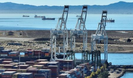 米カリフォルニア州の貿易港＝２０２２年（ゲッティ＝共同）