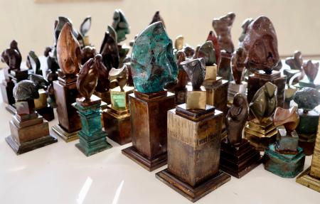 会場に展示されたバシル・アハマドさん作成の真ちゅう製の像＝２３日、パキスタンの首都イスラマバード（共同）